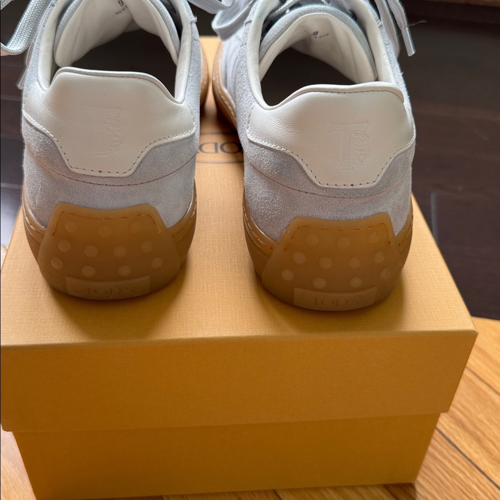 Tods EUC UK 9 (10 US). Grey with gum sole Luxury sneakers - Picture 5 of 7